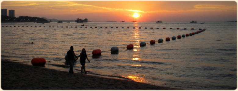 coucher de soleil sur la baie de Pattaya, à voir des terrasses de nos studios ou de nos appartement,