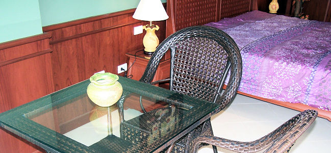 Le coin salon, la terrasse de l'appartement du View talay 7. location appartement, studio, chambre à Pattaya